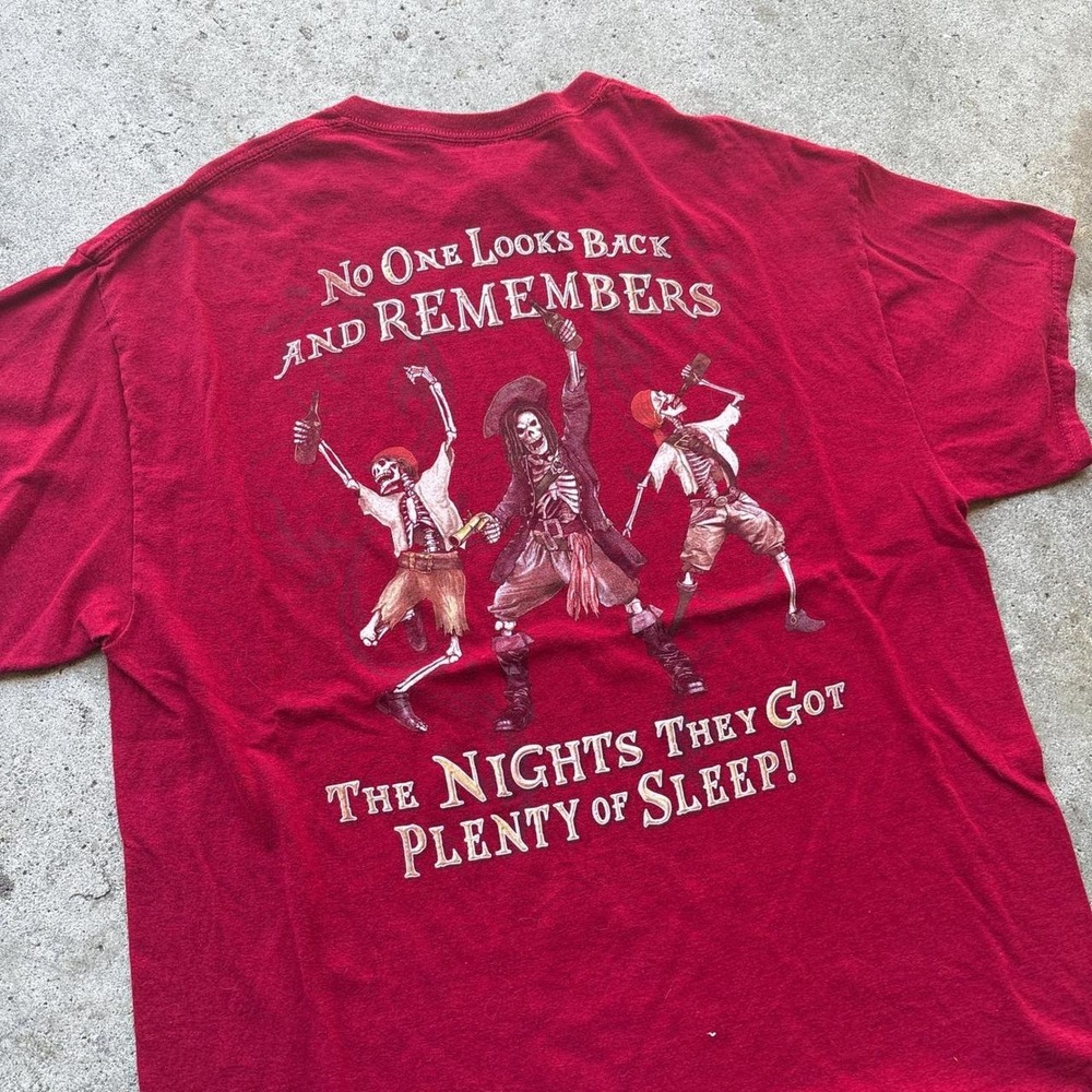 Gildan Heavy Cotton Pirate Skeleton Graphic T-Shirt Red XL No One Looks Back